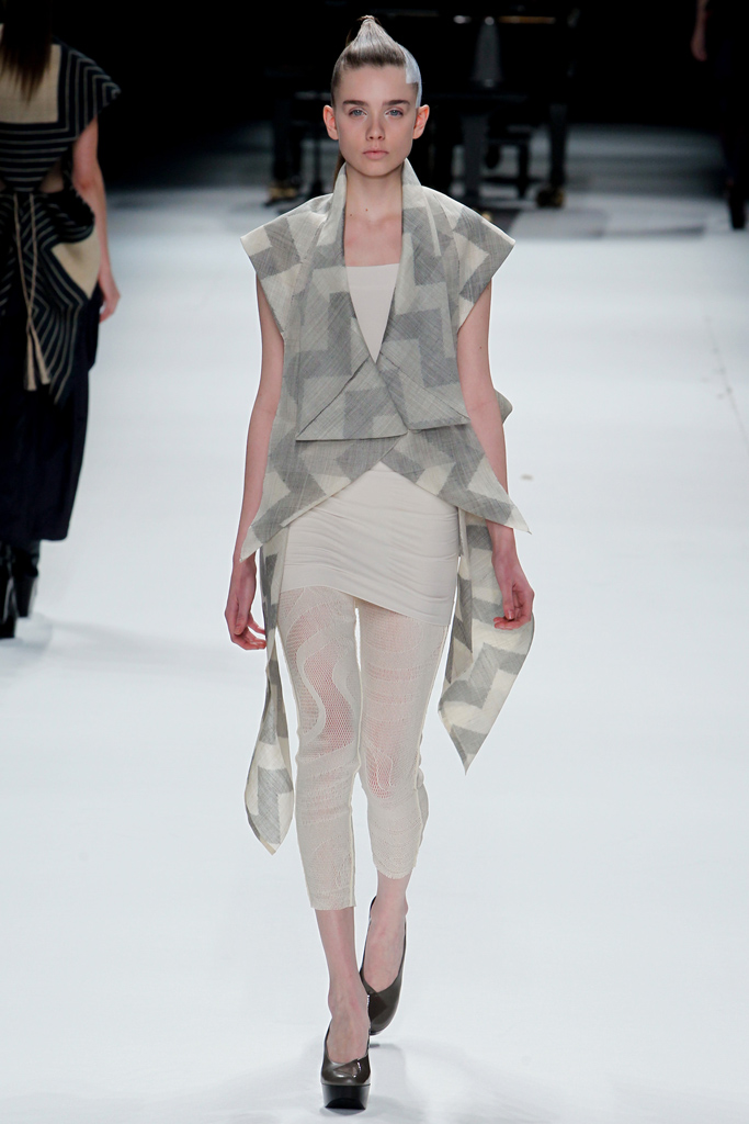 Issey Miyake 2011秋冬成衣