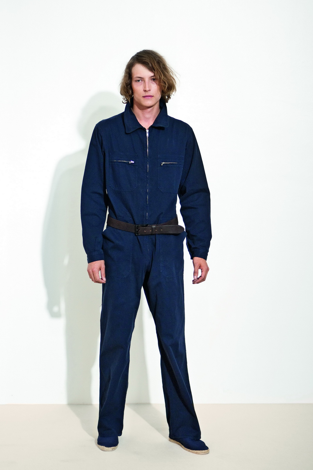 Brittany为表现夏日度假的休闲写意，Agnes b.同样以拍摄自布列塔尼(Brittany)的海洋的相片，印于男装的风褛之上，营造出舒适畅快的感觉。不可缺少的当然是蓝白黑的颜色配搭、条纹tee shirt及短裤造型，令整个系列活泼多变，仿如置身海边，感受海风吹来的阵阵凉意。而牛仔布料的运用，亦令造型带有点工装服的爽朗感觉。