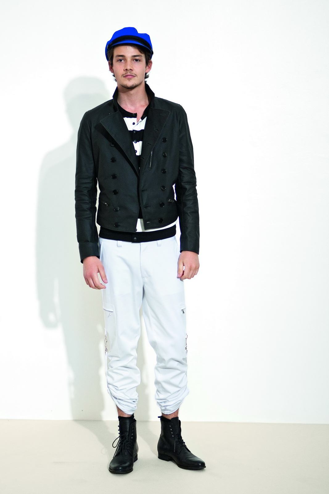 Brittany为表现夏日度假的休闲写意，Agnes b.同样以拍摄自布列塔尼(Brittany)的海洋的相片，印于男装的风褛之上，营造出舒适畅快的感觉。不可缺少的当然是蓝白黑的颜色配搭、条纹tee shirt及短裤造型，令整个系列活泼多变，仿如置身海边，感受海风吹来的阵阵凉意。而牛仔布料的运用，亦令造型带有点工装服的爽朗感觉。