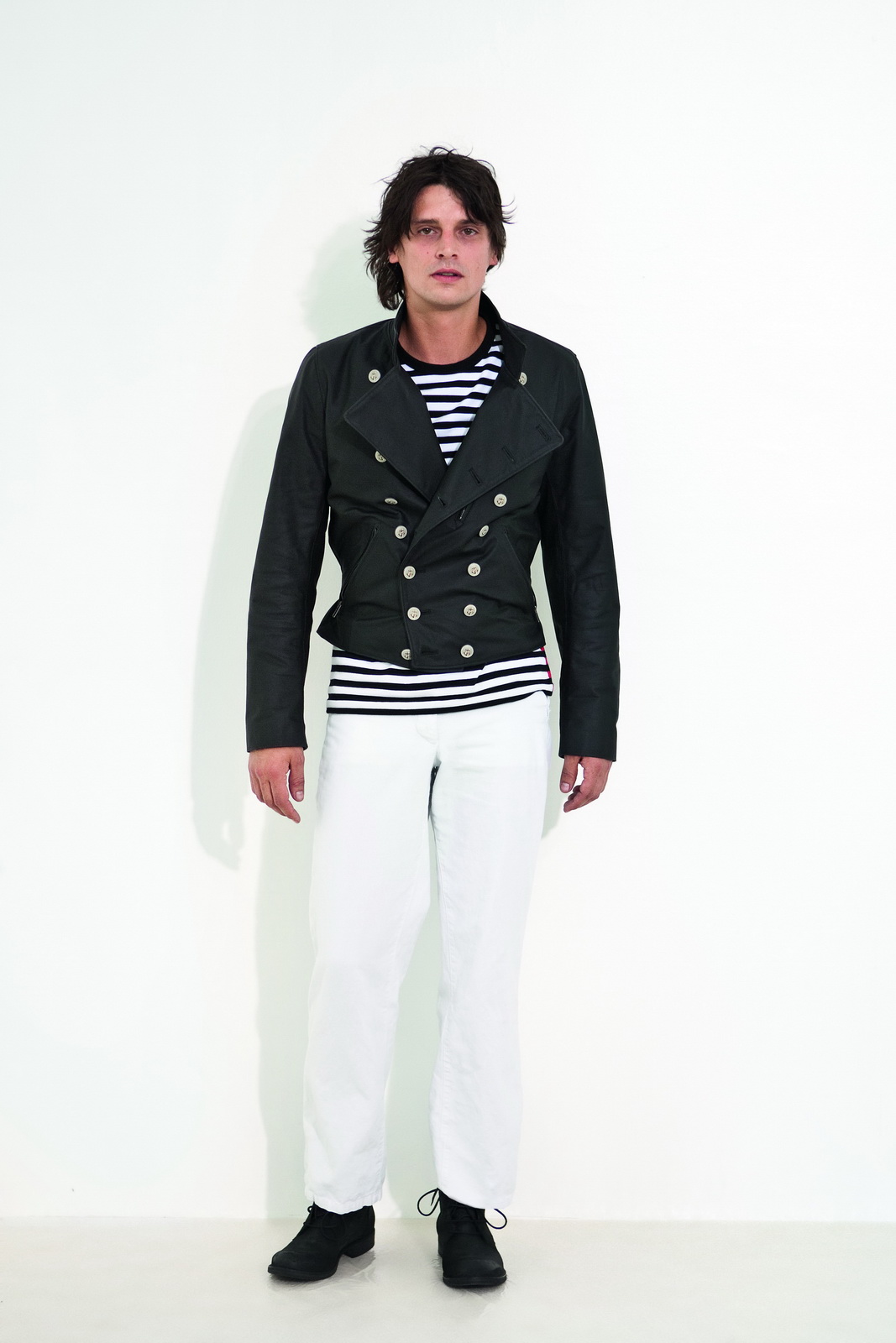 Brittany为表现夏日度假的休闲写意，Agnes b.同样以拍摄自布列塔尼(Brittany)的海洋的相片，印于男装的风褛之上，营造出舒适畅快的感觉。不可缺少的当然是蓝白黑的颜色配搭、条纹tee shirt及短裤造型，令整个系列活泼多变，仿如置身海边，感受海风吹来的阵阵凉意。而牛仔布料的运用，亦令造型带有点工装服的爽朗感觉。