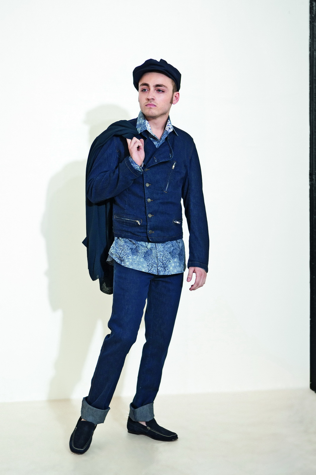 Brittany为表现夏日度假的休闲写意，Agnes b.同样以拍摄自布列塔尼(Brittany)的海洋的相片，印于男装的风褛之上，营造出舒适畅快的感觉。不可缺少的当然是蓝白黑的颜色配搭、条纹tee shirt及短裤造型，令整个系列活泼多变，仿如置身海边，感受海风吹来的阵阵凉意。而牛仔布料的运用，亦令造型带有点工装服的爽朗感觉。