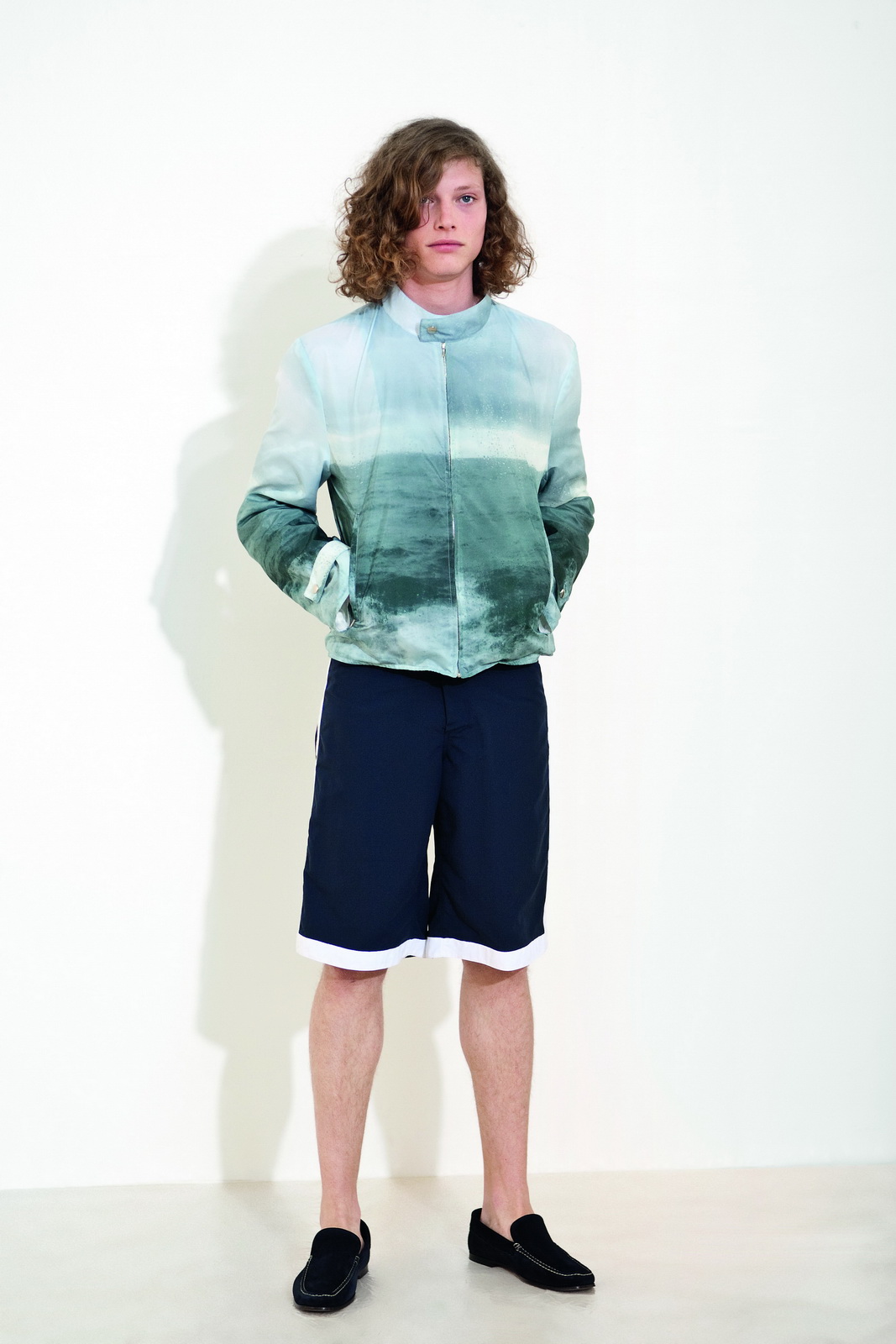 Brittany为表现夏日度假的休闲写意，Agnes b.同样以拍摄自布列塔尼(Brittany)的海洋的相片，印于男装的风褛之上，营造出舒适畅快的感觉。不可缺少的当然是蓝白黑的颜色配搭、条纹tee shirt及短裤造型，令整个系列活泼多变，仿如置身海边，感受海风吹来的阵阵凉意。而牛仔布料的运用，亦令造型带有点工装服的爽朗感觉。