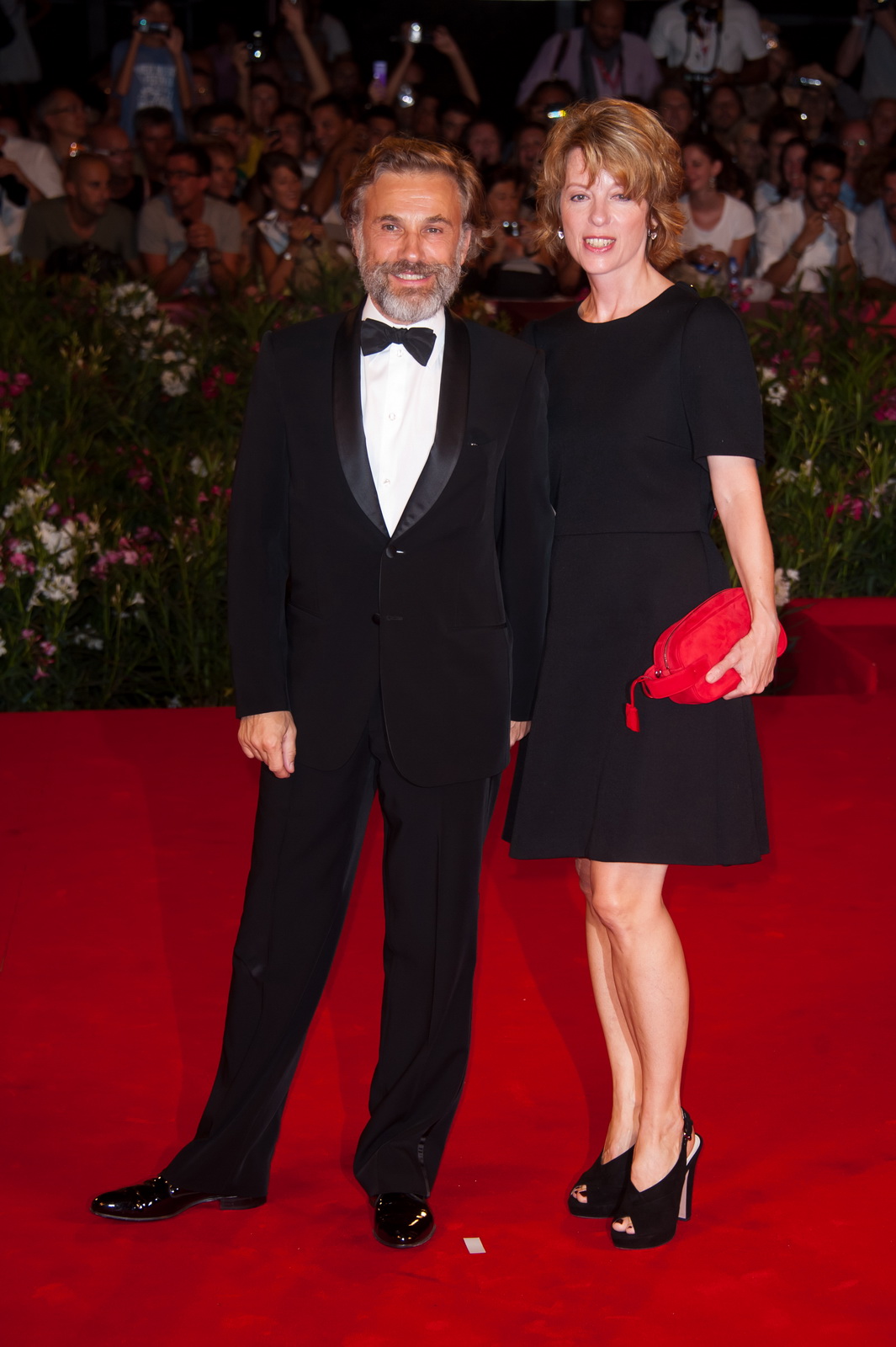 克里斯托弗·瓦尔兹携妻子朱迪思·瓦尔兹参加威尼斯电影节，他们身着Prada 2011秋冬系列礼服和配饰。