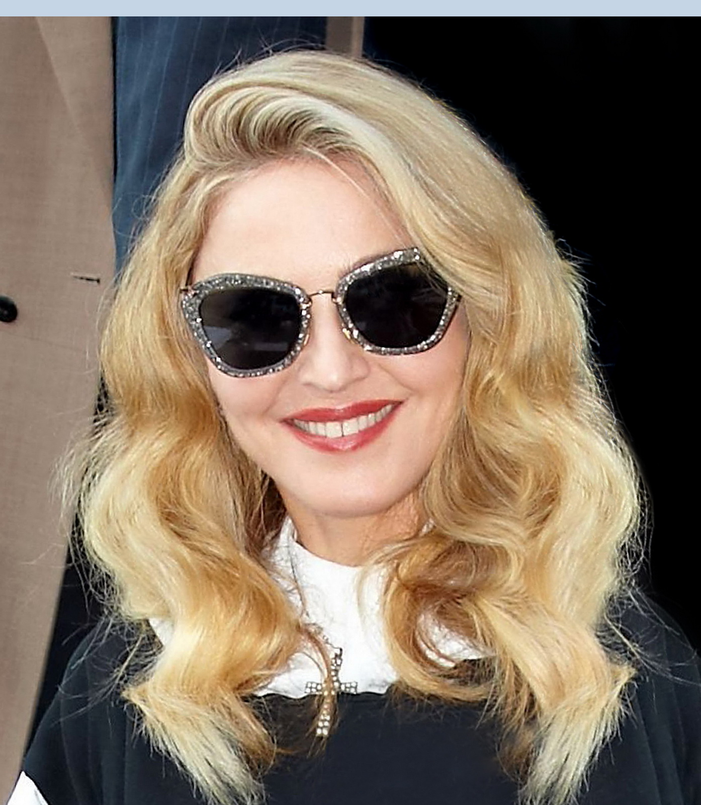 麦当娜·西科尼 (Madonna Louise Veronica Ciccone)戴着MiuMiu黑色太阳镜系列参加威尼斯电影节。