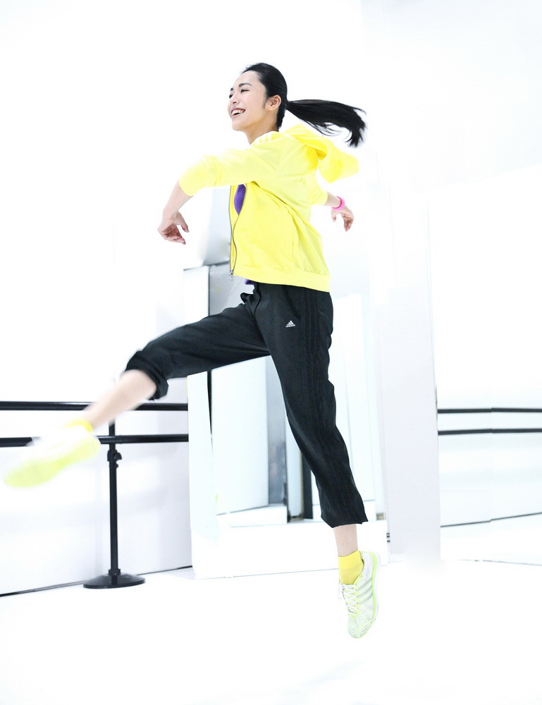 阿迪达斯女子训练2012春季经典三条纹系列高清图片