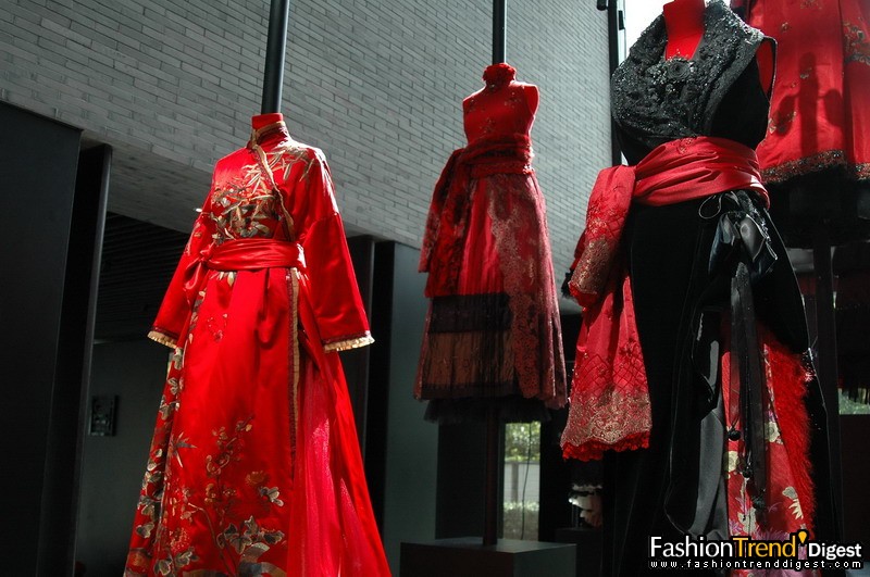 夏姿‧陈历年红裙展示于中国营运总部 