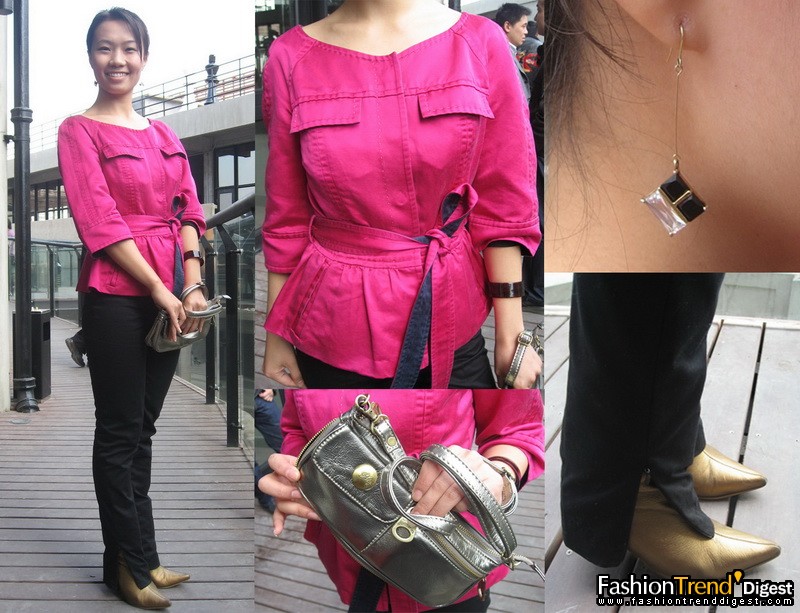 A型大衣，扎腰带后呈现沙漏形，金属皮手袋和靴子，玫红色小夹克做内搭。 