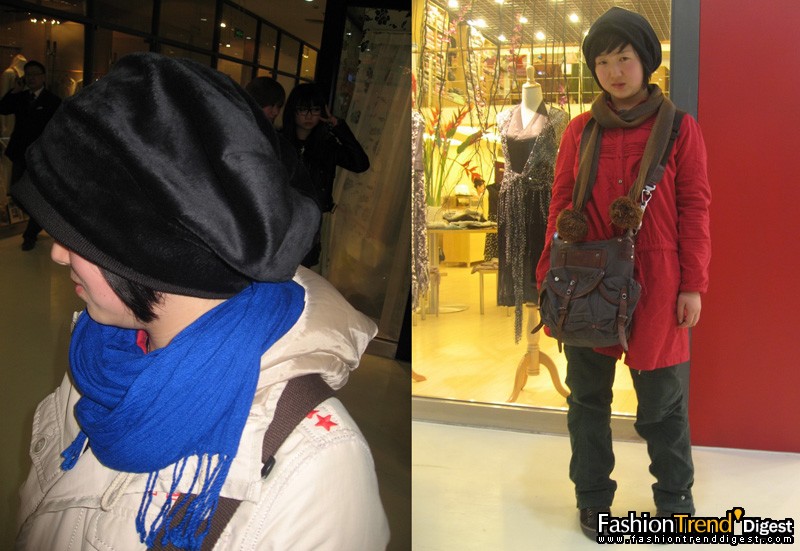 一位实习服装编辑，被我拍的不好意思，外套肩部有闪闪红星，请点细节图。 