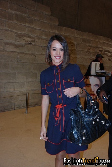 Alizee也出现了。（Alizee艾莉婕法国新世代当红女歌手） 