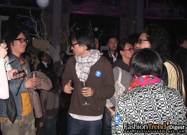 又是3个，后面还有一位女士也戴了 