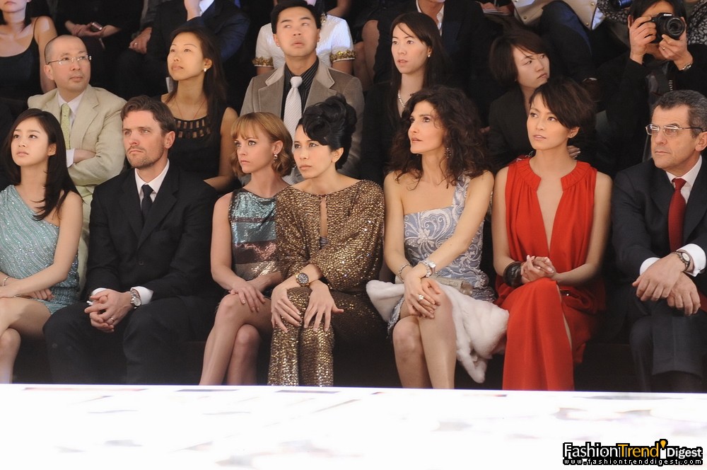 观看走秀的明星们 