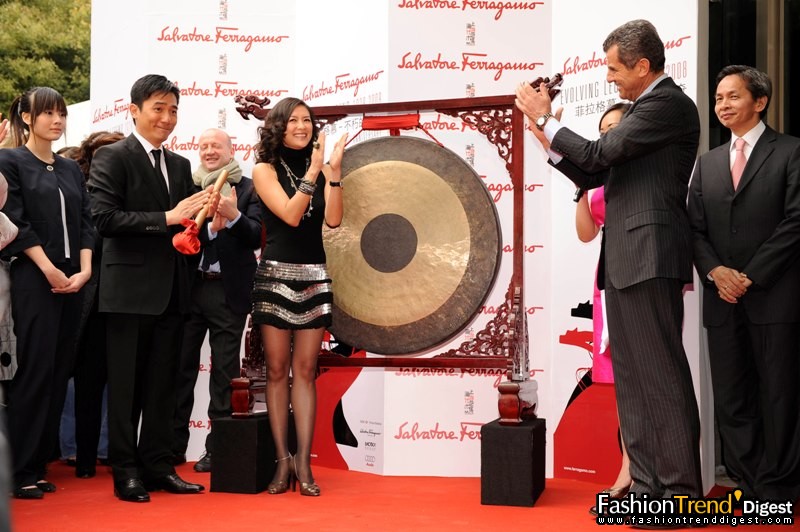 梁朝伟和章子怡敲锣开幕 