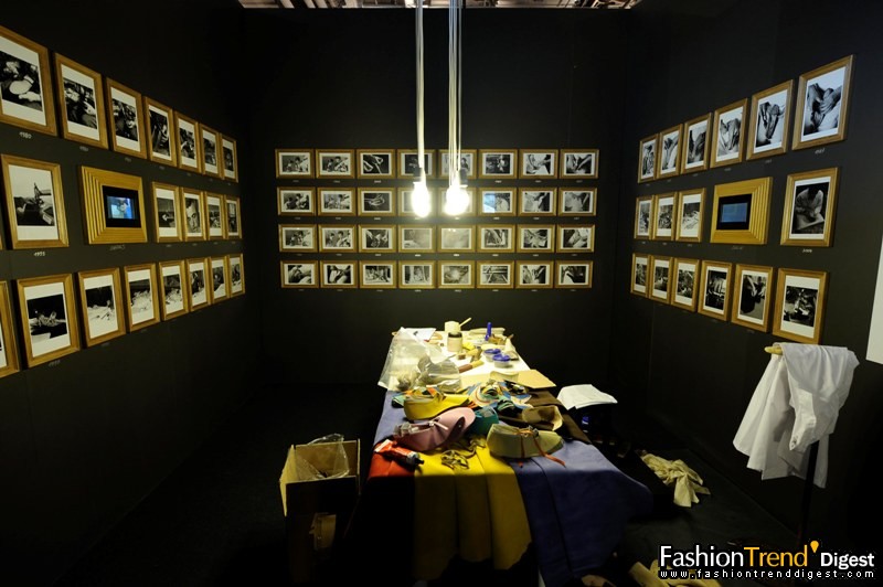 过去八十年间拍摄的黑白照片以及鞋包制造过程中的工具和流程 