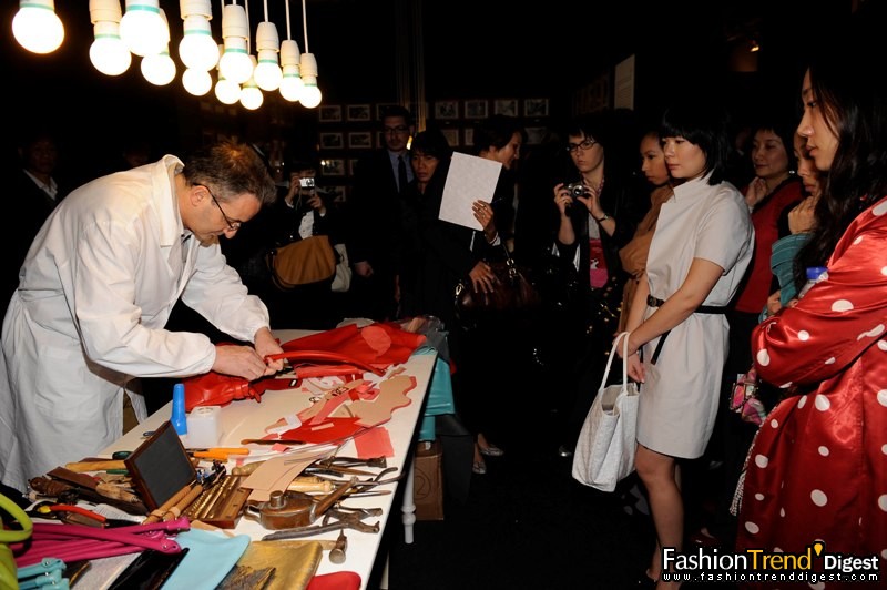 鞋匠现场手工制作鞋履 