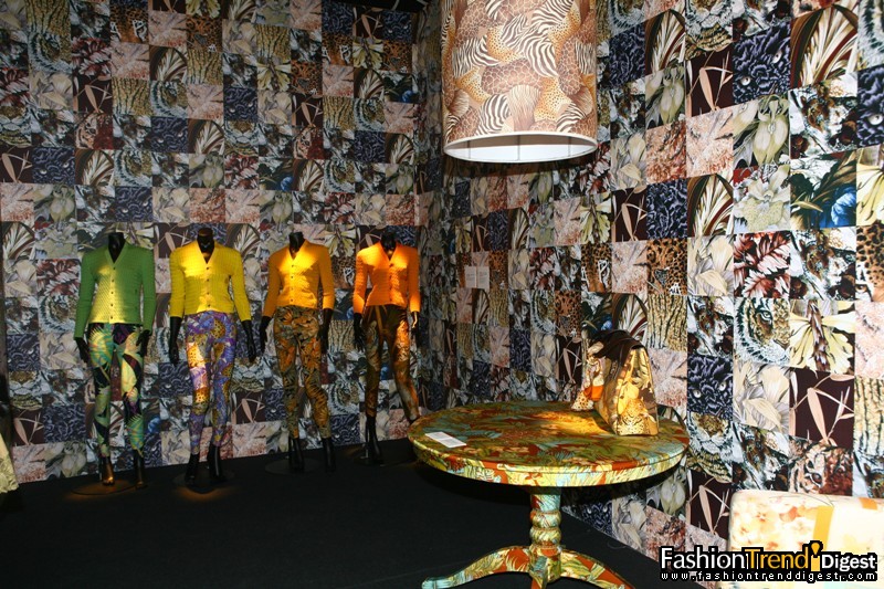 展出70年代以来由动植物，尤其是奇珍异品激发灵感而设计的印花丝质品 