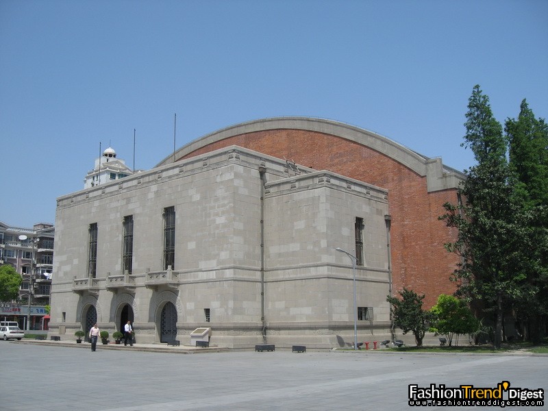 整个江湾体育中心的建筑都翻新成这个样子，不知道晚上看会是什么样子。 