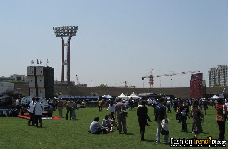 体育场内，天气很好，回来后发现晒伤了 