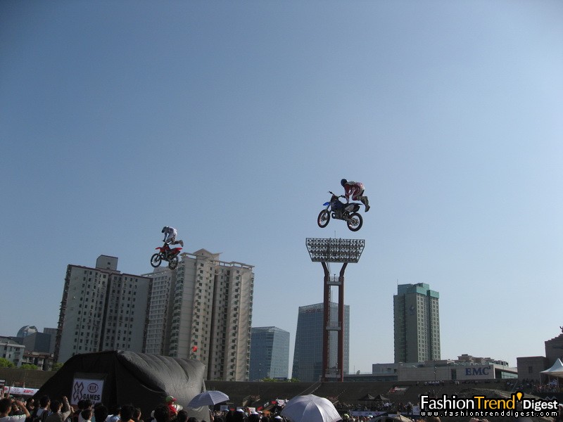 现场看到摩托翻跟头，确实挑战极限 