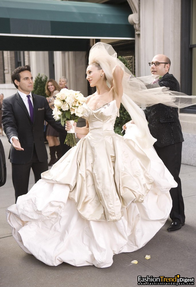 造型8：Vivienne Westwood礼服和Chanel锦缎绗缝手袋。 