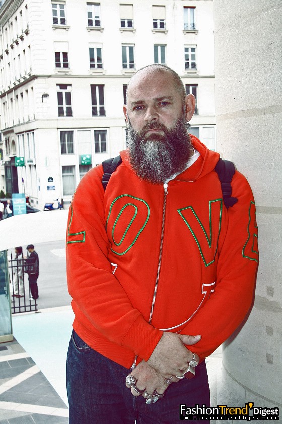 Walter van Beirendonck也是六君子之一，这次也来巴黎也为其好友捧场，他在1983年就推出了个人品牌，但没有大财团支持。直至德国公司Mustang邀请他主理W&LT他才广为人知。大胡子形象多年不变！ 