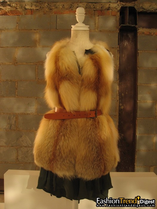 Isabel Marant<br>
<br>
生于法国巴黎的Isabel Marant是少数对时装乐而不倦的设计师之一。她于1985年在Studio Ber&ccedil;ot设计学院毕业，其后成为Michel Klein的助手，亦曾与Chloé、Yohji Yamamoto和Martine Sitbon的美术总监Ascoli工作，培养其设计潜能，并在1990年成立自家品牌。Isabel Marant可穿性甚高的设计充满时代感和女性魅力，让穿者拥有自信和独立的感觉。<br>
 