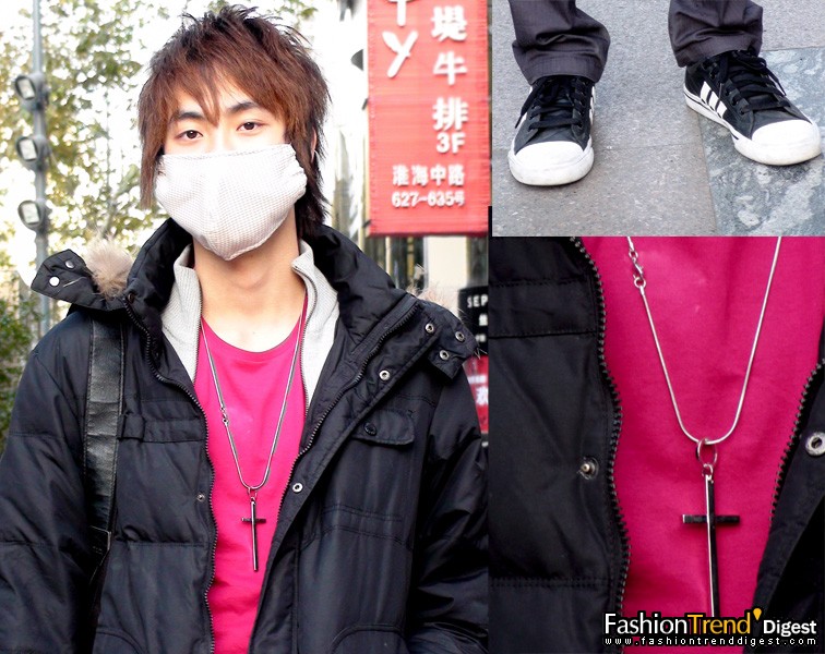 简单的装束，配上粉红色的T-SHIR，不张扬更觉得有味道，配上一个简单的十字架，精致而得体。 