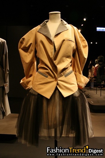 Vivienne Westwood����Ѳ��ʱװչ���վ