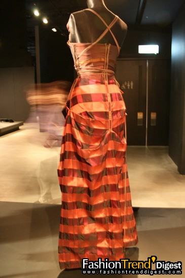 Vivienne Westwood����Ѳ��ʱװչ���վ