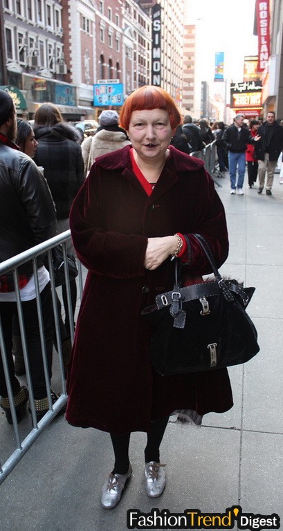 资深写手Lynn Yeager<br>
去年年底，被供职三十年的Villiage Voice裁员。她说唯一懊恼的是那天并不知情，没穿对衣服，Comme des Gar&ccedil;ons的撕裂装扮或者更肃穆的哥特修女装在她心目中都更合场合。<br>
当然，她也并没有让这坏消息打乱她与老友几十年来一贯的午餐约会，祇是在失业几周后将之前购自Barneys的打折Lanvin手袋和一些首饰退货。<br>
这就是典型务实不爱抱怨的纽约客。自立门户不到二个月，她这次受邀为New York Magazine写博客。<br>
还是一贯的直截了当：某篇博文中，她提到自己在DVF入座第六排，祇看见模特的上半身。DVF出来飞吻谢幕的时候，停下来拥抱某人，她以为是Diane的女儿，结果却是英国著名歌手Diana Rose。 这姑奶奶，可也不是省油的灯！下一季，看来如果DVF不给她front row，她大概都不屑露面了。<br>
 