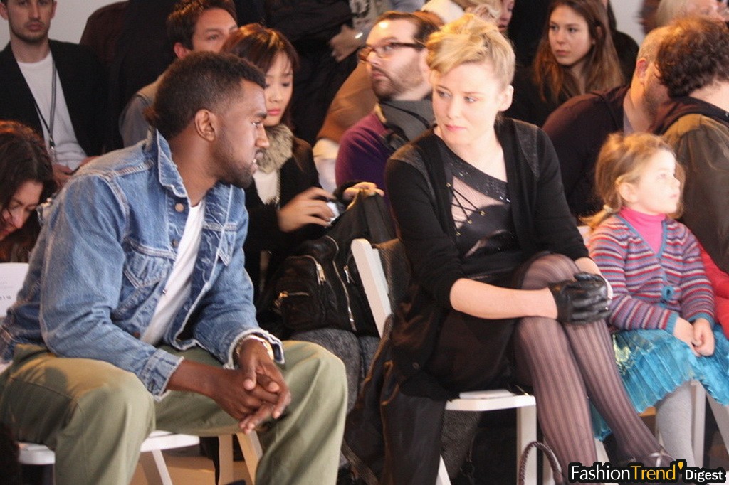 Kanye West在秀场出现的频率已经超过自己的演唱会，大约偷师学艺。 