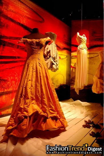 Christian Lacroix�¼���Ϸ��չ��