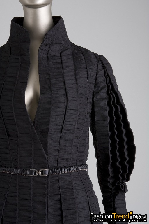 Armadillo Sleeve shirtwaist dress  fall/winter 2008<br>
Black pleated silk taffeta 
