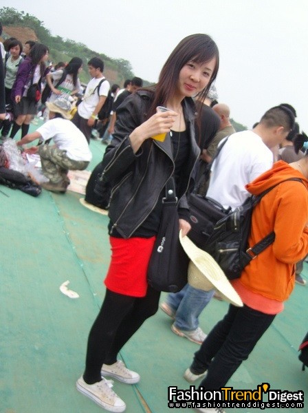 英伦范儿的黑色皮夹克，and 英伦范儿正点的红色包臀紧身裙，多么英伦范儿的姑娘一个。 