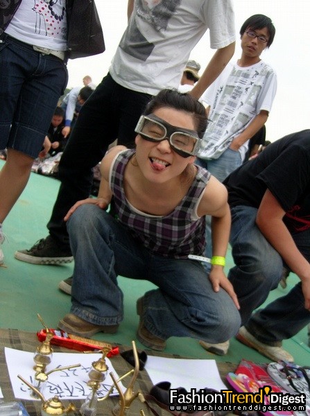 我们都知道，简单的衣服要传达气质，不简单，关键还是自身气场够强大。 