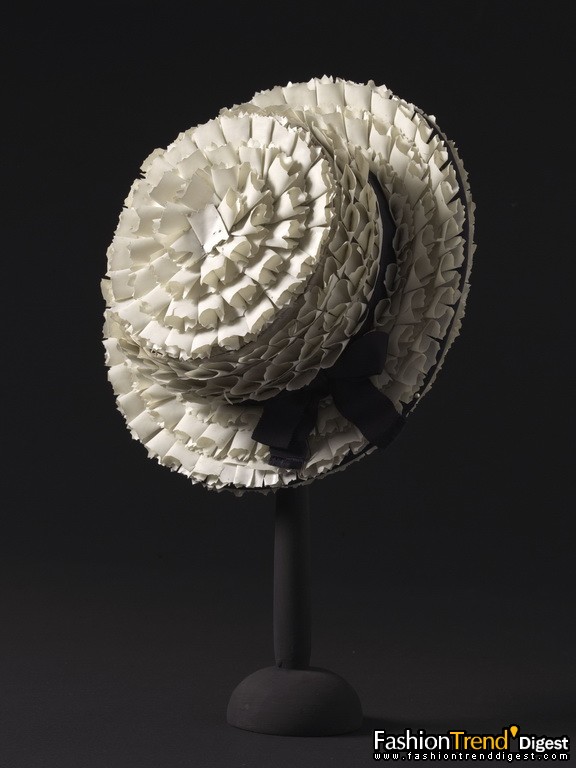 Denise Squéville, canotier en ruché de ruban de cellulo&iuml;d, 1941-1942. 