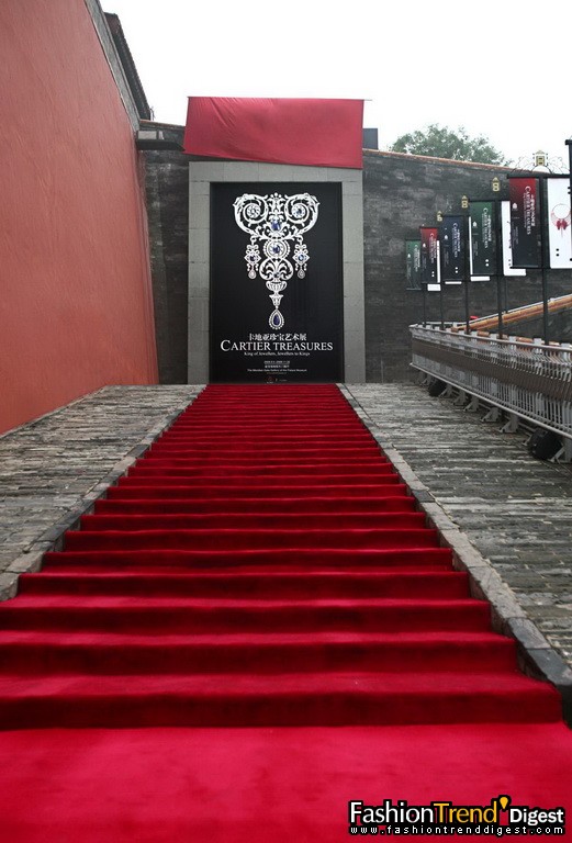 卡地亚珍宝艺术展红地毯入口 