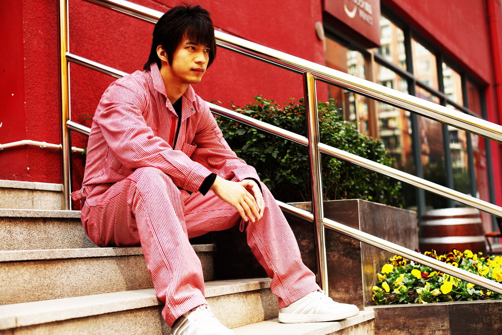 William Fan<br>
来自南京，在上海从事时尚行业，喜欢音乐，电影<br>
<br>
从学生到型秀舞台再到时尚公关，可爱腼腆的William，很会享受幕前幕后的生活，在着装上更是有研究。在舞台上更加注重时尚元素，因为幕前会被人拿来比较，每次镜头前要有变化，且有新的元素变化，而作为时尚公关则对品牌更加敏感，要选择适合一定场合和自己风格的着装。这次身穿的红色条纹Dickies连身工装则恰好诠释出他温和的气质加上一点小小的叛逆。 