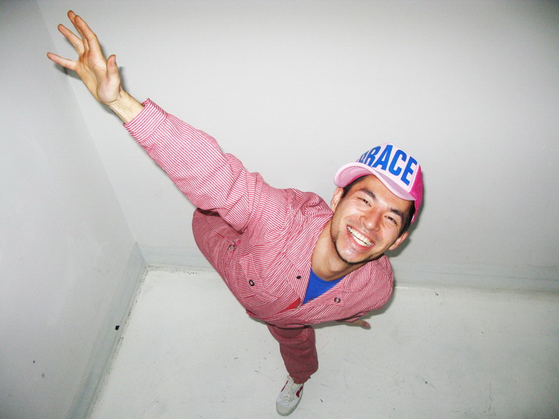 深野忠信<br>
"淘宝第一雷人店主"、"女装男穿"。上外日语系毕业，杭州滨江开展示厅"Only ME"，线上为主，线下为辅，齐头并进。<br>
 <br>
不愧为为淘宝男装界吹来"清新之风"的实拍+搭配展示高手，轰啪毫不迟疑的用纯色短Tee，货车帽，回力鞋搭配红色条纹的Dickies连身工装，他认为工装连身裤让人有一种发自内心的性感。轰啪断言，大家都会爱上连体裤的。当然这开店至今全情投入，热情未减，力争开创淘宝传奇的时尚教主一出马，当然一呼百应。 