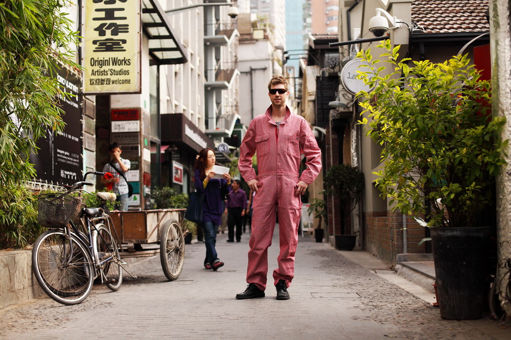 Matt Lovett<br>
一个说中国话的美国人，曾在ICS当主持人<br>
 <br>
用六年时间，除了西藏、青海、广西、海南之外走遍中国的老外Matt Lovett，毫不掩饰自己多中国的热爱。在中国元素聚集的田子坊找到了他，身穿红色条纹的Dickies连身工装，高挑的身材似乎努力的在融入周围的环境。他坦然，Dickies在美国是工装的象征，也是美国文化的象征，很开心的它看到在中国，中西文化碰撞出时尚的火花，就像他自己一样成为一条纽带。 