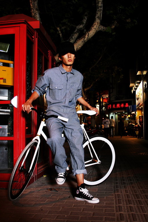 Daniel Yang<br>
潮流杂志编辑<br>
 <br>
作为潮流杂志编辑的Daniel坦然如今大部分人都懂得什么是潮流却并不擅长搭配，想必这应该也是潮流杂志存在的理由吧。昏黄的路灯之下、大红色的电话亭旁，一辆白色脚踏车和黑白sneaker应该就是Daniel所说到的与硬朗Dickies连身装最合拍的硬朗搭配吧。他还强调，工装在全球的Retro风潮中扮演着非常重要的角色，有文化底蕴的潮流才能持续生存和受欢迎，Dickies正是如此。 