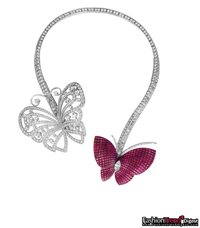 自然之师：Mystery Set Butterfly 隐密式镶嵌蝴蝶项链<br>
黄金、钻石及隐密式镶嵌红宝石，2003年<br>
<br>
Butterfly项链来自2004年创作的 midsummer Night's Dream 仲夏夜之梦系列，以一双不规则造型的展翅蝴蝶细意妆点胸前，可拆分为胸针的蝴蝶由铺镶的宝石勾勒出真切动人的神韵，分别以总重34.20克拉的隐密式镶嵌红宝石及榄形切割钻石、以及铺镶的钻石造型。项圈镶嵌于黄、白金铸造的无扣弹性弧圈上，化作由圆形和长方形切割钻石铺就的长河，钻石总重35.06克拉。这款作品是 Van Cleef & Arpels 梵克雅宝情有独钟的可转换式设计风格的代表。<br>
<br>
私人藏品 