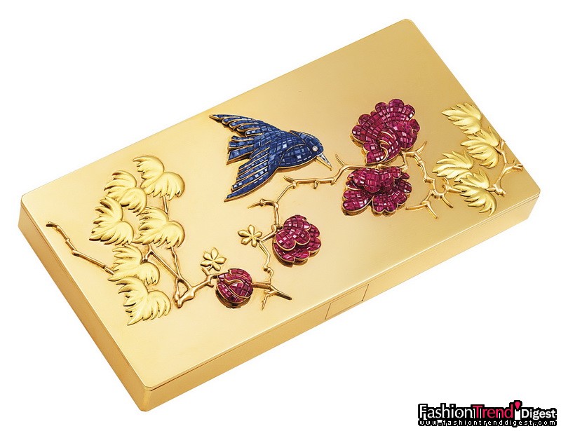 自然之师：Mystery Set Hummingbird 隐密式镶嵌蜂鸟图案盒子<br>
黄金、玫瑰金及绿哑金，隐密式镶嵌蓝宝石、隐密式镶嵌红宝石及钻石，1938年<br>
<br>
隐密式镶嵌法与 Van Cleef & Arpels 梵克雅宝息息相关，也许因为其精巧隐密的结构能令人想起一个美妙的奇幻世界。<br>
<br>
隐密式镶嵌的珠宝珍品是高级珠宝界中耀眼的明星，这件惊艳的代表性作品即融韵了精湛的技艺与视觉的享受。隐秘式镶嵌法的奥秘在于一张用于固定宝石、工艺极度精细的金网，紧贴每颗各具形态的切割宝石，宝石可通过细小的轨道滑入其中。此法可隐藏所有传统方式中用于镶嵌的爪托，以宝石组成绵密无缝的璀璨表面上不见一丝金属痕迹，缔造至臻和谐的完美效果，梦幻般轻灵跃动的光影宛若在镜子上舞蹈。以隐密式镶嵌技术打造的珠宝美态无可比拟，正如这方以黄金、绿哑金及玫瑰金铸造的盒子，隐密式镶嵌蓝宝石蜂鸟和隐密式镶嵌红宝石花朵图案在红金和绿哑金叶片的衬托下，瑰丽处无出其右。这款华美的盒子由埃及 Nazli 皇后委托制造。<br>
<br>
Van Cleef & Arpels 梵克雅宝典藏 