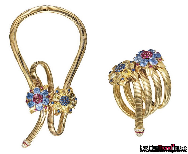 自然之师：Passe-partout 珠宝<br>
黄金、蓝宝石及红宝石，1939年<br>
<br>
此作品原属埃及 Nazli 皇后的私人珍藏。<br>
<br>
Passe-partout 这个名字于1938年取得了专利，完美展现了这款百变珠宝灵活多样的特点。它的多变性全靠一项精妙的革新性技术：两枚镶有红宝石及黄色、蓝色和粉红色锡兰蓝宝石的 Fleur 胸针内隐藏着活动机关，使得胸针可通过金属滑轨随意在蜿蜒的蛇形黄金链条上滑动，使其化身为项链、手镯、长项链甚或腰带。这款百变珠宝最适合永远追求和保持新鲜感的优雅女性，能充分配合其不同的场合和妆扮散发出最迷人的魅力。<br>
<br>
Van Cleef & Arpels 梵克雅宝典藏 