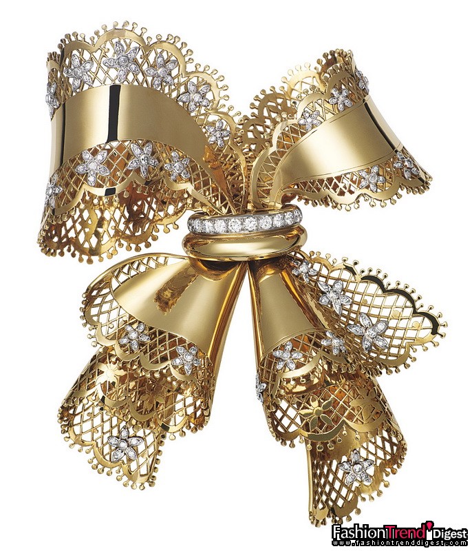 优美之师：Lace 胸针<br>
黄金、铂金及钻石，1945年<br>
<br>
蝴蝶结是高级订制时装的基本装饰元素，长久以来也是 Van Cleef & Arpels 梵克雅宝优美传统的组成部分。无论简单还是复杂，蝴蝶结都以其独具的立体美感衬托女性雍容的美态。在"trompe l'oeil"错觉效果的魔法下，布料和珠宝相互幻化难分彼此，精巧的手工甚至能令Lace 胸针透现柔丽肌肤。这枚于1945年创作的黄金蝴蝶结，饰有黄金蕾丝花边，缀饰的钻石小花更显精巧工艺。<br>
<br>
Van Cleef & Arpels 梵克雅宝典藏 