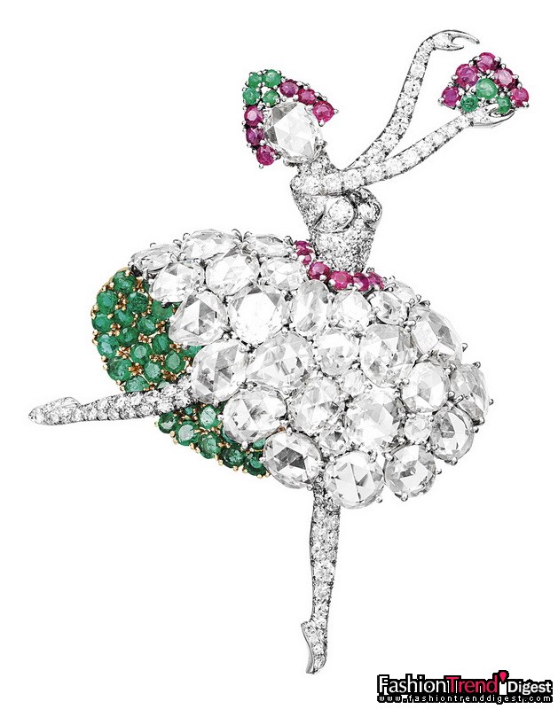 优美之师：Spanish Dancer胸针<br>
黄金、铂金、红宝石、绿宝石及钻石，1941年<br>
<br>
最能体现女性优雅气质和优美姿态的艺术作品，不就是以芭蕾舞伶及女舞蹈演员为灵感的珠宝吗？<br>
<br>
以芭蕾舞伶为题的胸针在1940年代首现美国，并掀起时尚风潮。美国的豪门淑女把这些胸针视为愉快的象征，为她们唤起那些美好的岁月。其中最动人的作品是1941年创作的Spanish Danser胸针，舞姿曼妙的造型充分体现舞者轻灵的线条和优美的动作。铂金镶嵌、精雕细琢的舞者拥有梨形钻石脸庞，发上缀有红宝石和绿宝石发饰，手中执有绿宝石和红宝石镶嵌的扇子，钻石荷叶边大蓬裙上饰有红宝石和绿宝石。<br>
<br>
以舞者为题的作品都非常珍贵，深受收藏家喜爱。<br>
<br>
Van Cleef & Arpels 梵克雅宝典藏 