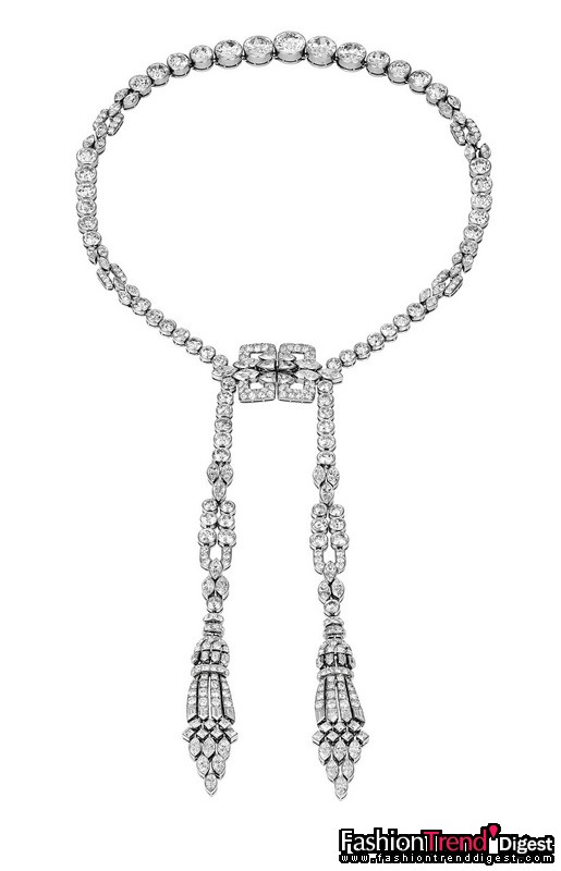 优美之师：Art Deco 项链<br>
铂金及钻石，1927年<br>
<br>
Van Cleef & Arpels 梵克雅宝是1920至30年代发展装饰艺术（Art Deco）珠宝的先锋。这时期的女性以时装风格的强烈转变宣告其内心的解放：她们把秀发剪短，涂上鲜艳口红，袒露出手臂，束胸并穿上"Flapper"风格的低腰短裙。男孩儿般的"à la gar&ccedil;onne"风格造型体现在长项链、长吊饰耳环、钻石腕表、裙装胸针及派对戒指上。装饰艺术（Art Deco）强调修长直线、对称的几何造型、抽象设计和对比强烈的色调，如铂金及钻石。<br>
<br>
这串Art Deco长项链是这派美学的代表作，以铂金镶嵌圆形及榄形钻石，方形的别针上垂着两缕钻石链串。配合心情和服装造型，项链垂饰置于胸前或背后皆可，演绎钻石瀑布的无穷魅力。<br>
<br>
Van Cleef & Arpels 梵克雅宝典藏 