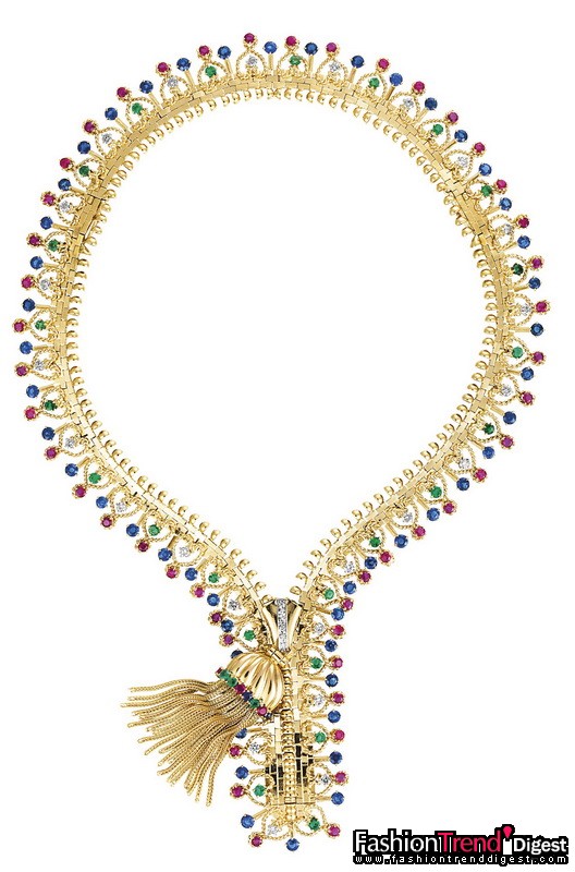 优美之师：Zip项链<br>
黄金、蓝宝石、红宝石、绿宝石及钻石，1951年<br>
<br>
Zip项链是 Van Cleef & Arpels 梵克雅宝最华丽前卫的作品之一，以最细致奢华的手法呈现拉链的造型，是完美结合精巧匠心与非凡设计的杰作。<br>
<br>
拉链最初用于飞行员外套和航海员制服，至1930年代，女性开始抛开传统束缚，拥抱独立自由，拉链方为时装界所普遍采纳（Elsa Schiaparelli首次使拉链登上时装的舞台）。温沙公爵夫人于1939年建议品牌艺术总监Renée Puissant向灵巧的拉链撷取珠宝设计灵感，最后Zip项链于1950年横空出世。<br>
<br>
宝石拉链中央饰有一串黄金流穗，将拉链闭合后项链即可化作手镯。这件珠宝珍品充分体现了品牌透过高级订制服装主题演绎的经典时尚风格 ── Zip项链完全捕捉了拉链开关的神髓和多功能风格。以黄金铸造的Zip项链边缘旁饰上花边细工，围拢颗颗圆形切割钻石，外围更镶嵌有缤纷的圆形红宝石、绿宝石及蓝宝石。<br>
<br>
私人藏品 