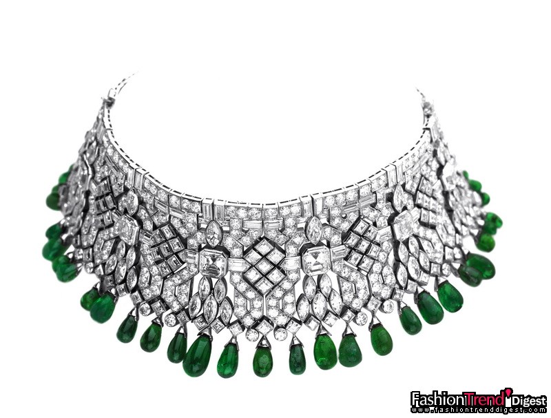 搜奇之师：Indian手镯，可转换为短项链<br>
铂金、绿宝石及钻石，1928<br>
<br>
Daisy Fellowes从其祖父亿万富翁Isaa c Singer创建的缝纫机产业中继承了一大笔财富。她是20世纪最优雅时尚的女性之一，其名字经常出现在十大最佳衣着女性的名单上。她亦是当时社交界的女王和时尚领袖，担任顶尖时尚杂志 Harper's Bazaar 法国版的总编辑。<br>
<br>
她的珠宝藏品极为丰富，包括这件以印度为灵感创作的珍品。堪称装饰艺术（Art Deco）杰作的手镯色彩洋溢着异国风情，两枚手镯分别于1926及1928年制造，以铂金镶嵌绿宝石和钻石，可连接在一起成为明艳动人的短项链。<br>
<br>
私人藏品 