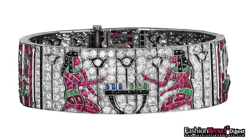 搜奇之师：Egyptian手镯<br>
铂金、蓝宝石、红宝石、绿宝石及钻石，1924年<br>
<br>
以古埃及艺术为题的珠宝于1920年代风行一时。Van Cleef & Arpels 梵克雅宝于1922年至1925年间推出"Egyptian"珠宝系列，该系列反映Carnarvon伯爵于1922年发现图坦卡门（Tutankhamun）法老王陵掀起的热潮，作品大部分为胸针或手镯，包括这枚以彩色宝石镶嵌、雕工精细的手镯。手镯以奉献为主题，利用拱形绿宝石、蓝宝石、红宝石、铺镶的钻石及特别切割的缟玛瑙，细致地勾勒圣甲虫、狮身人面兽、双耳油罐、金牛座、鸵鸟羽毛、莲花和蜜蜂等象形文字图案。<br>
<br>
Egyptian系列珠宝珍贵非常，是鉴赏家和收藏家梦寐以求的典藏。<br>
<br>
Van Cleef & Arpels 梵克雅宝典藏 