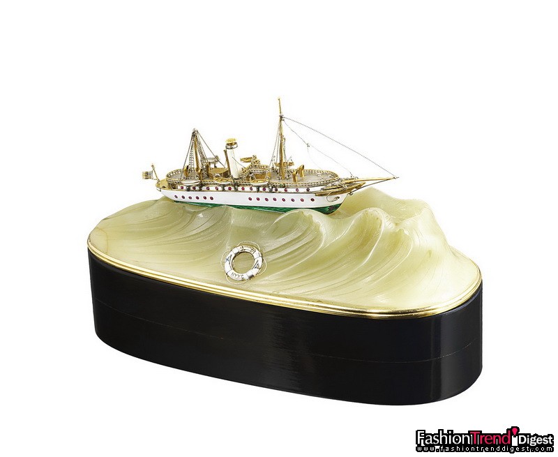 搜奇之师：Varuna帆船模型，备有管家召唤铃电源接口<br>
黄金、纯银、珐琅、碧玉、黑檀木及红宝石，约1908年<br>
<br>
这是 Van Cleef & Arpels 梵克雅宝私人珍藏系列中最令人赞叹的精品之一，这件案头摆设原来备有管家召唤玲的电源接口。<br>
<br>
Varuna of New York帆船的微缩模型约于1907年制作。真正的Varuna of New York号双桅帆船属Eugene Higgins先生所有，继承了家族丰厚财产的他是纽约市的头号人物，亦是资深帆船驾驶员，曾于其帆船上招待过丹麦国王christian十一世、俄罗斯大公Alexis及德意志帝国皇帝William一世。这件几可乱真的艺术品由Higgins先生亲自委托制造，以纪念他的心爱之船。<br>
<br>
作品以黄金、纯银、白色及绿色珐琅、圆形红宝石、碧玉和黑檀木制成。<br>
<br>
Van Cleef & Arpels 梵克雅宝典藏 